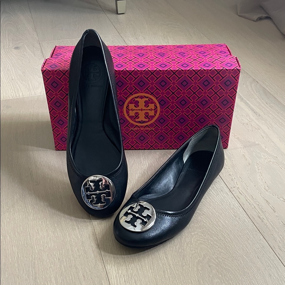 Tory Burch Reva Ballet Flats Black with Silver Logo size 8